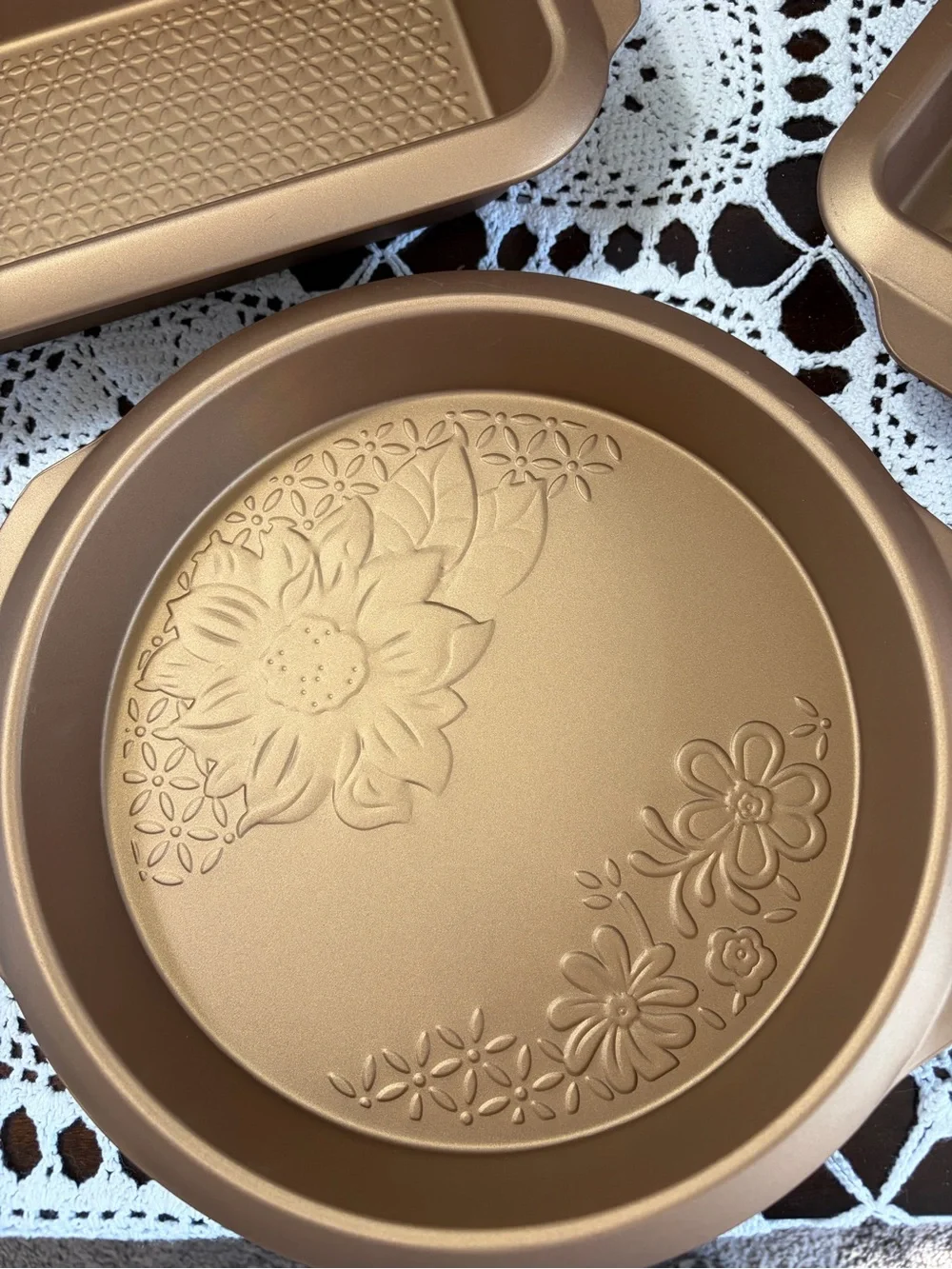 Gibson Country Kitchen Non-Stick Steel Floral Embossed 4-Piece Bakeware Set New
